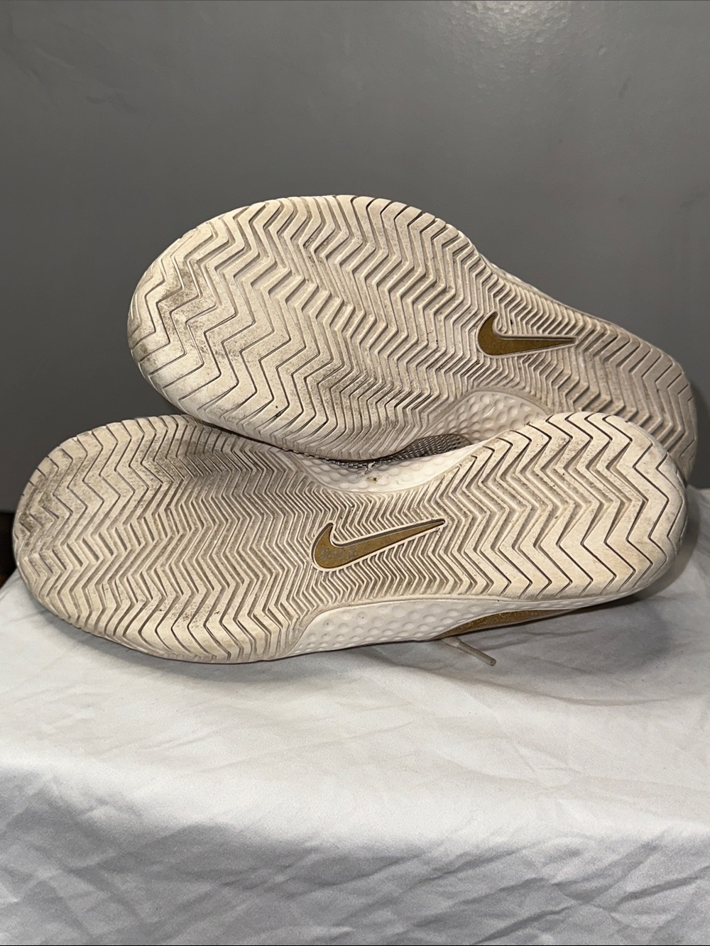Nike Women’s Serena Williams Off White with Gold Heel Athletic Sneakers - Picture 5 of 5